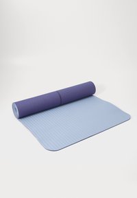 Tapis de yoga avec une surface texturée bleue et une extrémité roulée en violet. Il présente un bord lisse et un motif ondulé sur toute la surface.