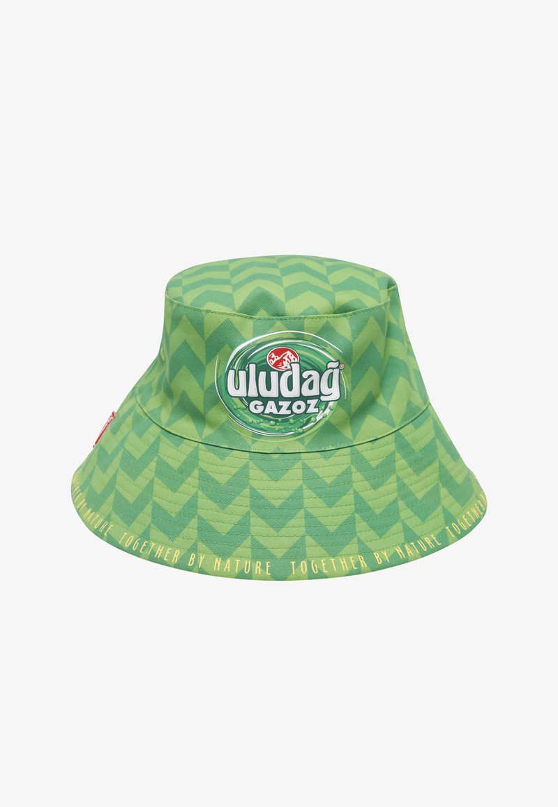 Chapeau seau vert avec motif à chevrons, logo "Uludağ Gazoz" sur le devant, et texte jaune "Ensemble par la nature" autour du bord.