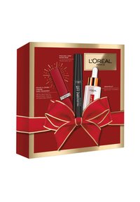 Boîte-cadeau rouge avec des accents dorés et un grand nœud rouge, contenant des produits de maquillage L'Oréal Paris : mascara, rouge à lèvres liquide et sérum.