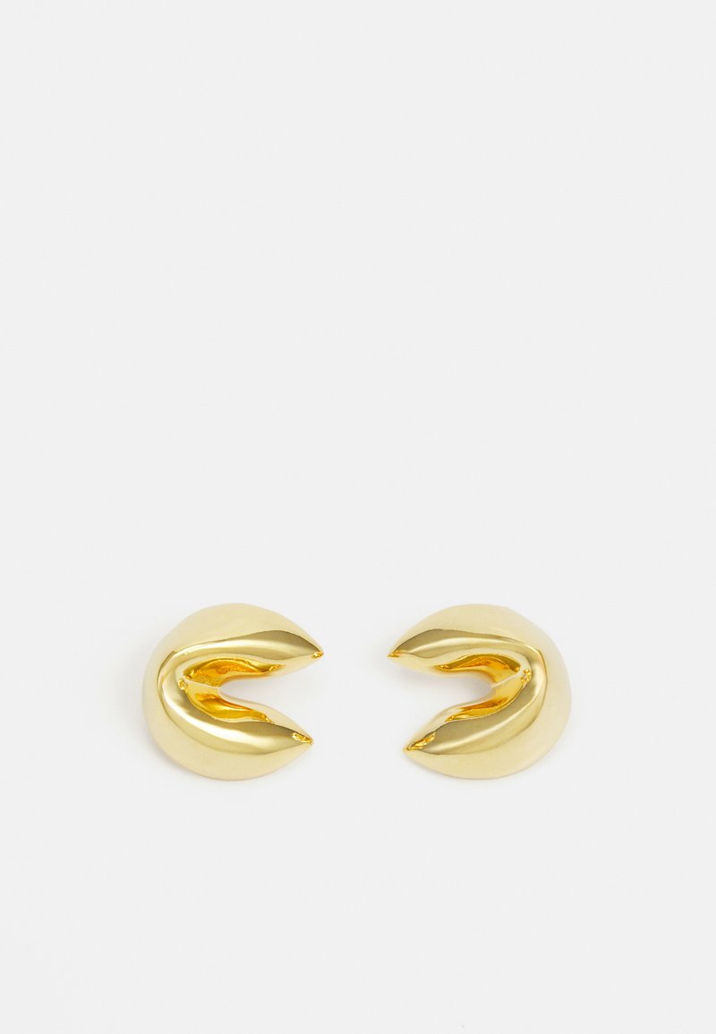 Náušnice ze zlaceného kovu ve tvaru drápovitých rukou, s hladkým povrchem a špičatými detaily. Malý a kulatý design.