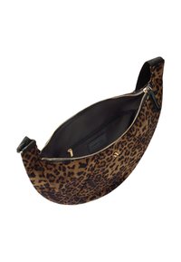 Borsa con stampa leopardata dalla forma curva, tessuto color cuoio e nero, cerniera dorata e dettagli neri. L'interno è dotato di tasca con cerniera e etichetta del marchio.