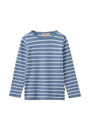 Blå langermet skjorte med hvite horisontale striper, rund hals og en liten tøyetikett med merke nær kragen og sidesømmen.