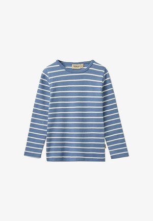 Niebieska koszula z długim rękawem z białymi poziomymi paskami, o okrągłym dekolcie, z małą tkaną metką marki przy kołnierzu i bocznym szwie.