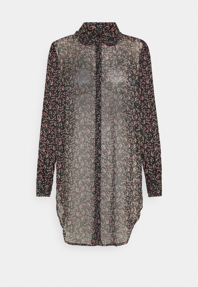 Blouse longue à manches longues transparente avec motif floral noir et rose, patte de boutonnage centrale et col arrondi sur fond uni.