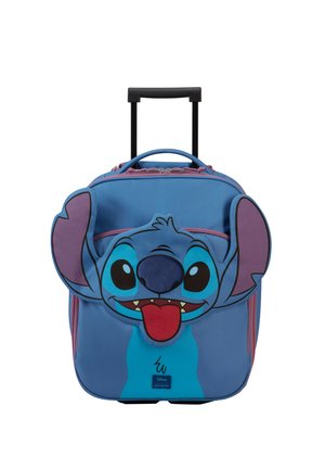 Blauer Rollkoffer mit einem großen Cartoon-Gesicht von Stitch, mit großen Ohren und einer herausgestreckten Zunge auf der Vorderseite der Tasche.