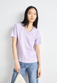 Calvin Klein Jeans BADGE V NECK TEE - Pamata T-krekls - pastel lilac