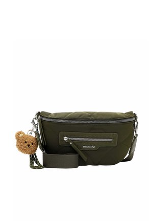 Olivgrüne gesteppte Bauchtasche mit vorne liegender Reißverschlusstasche, verstellbarem Gurt und angebrachtem kleinem braunem Teddybär-Schlüsselanhänger.