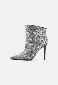 Bottines à talons noirs ornées d'un mélange de strass argentés et blancs, avec un bout pointu et une silhouette élégante.