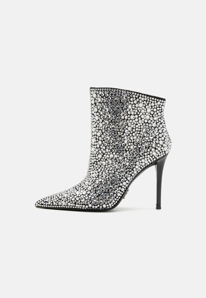 Bottines à talons noirs ornées d'un mélange de strass argentés et blancs, avec un bout pointu et une silhouette élégante.