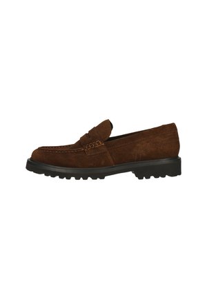 Mocassin pour homme en daim marron avec semelle en caoutchouc noire à crampons, coutures apparentes et bride sur le dessus, vu de profil.