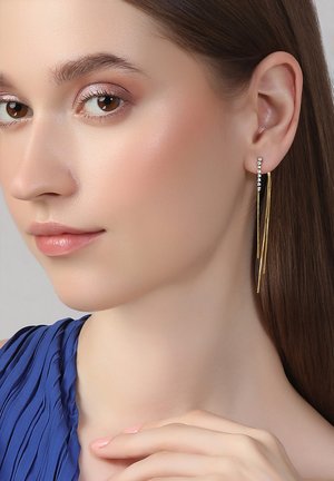 Goldfarbene Ohrringe mit drei länglichen, dünnen Strängen und kleinen klaren Akzentsteinen, die ein schlankes, modernes Design betonen.