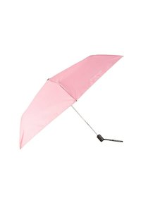 Roze paraplu met een zilveren metalen frame, met een gebogen vorm en een zwarte handgreep met branding. Glad stoffen oppervlak, minimale ontwerpdetails.