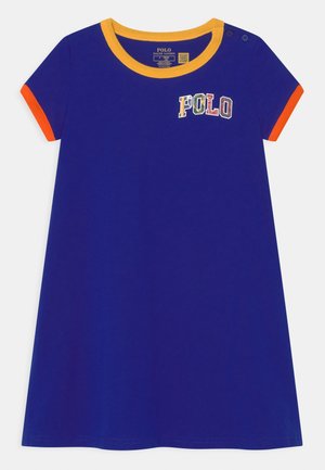 Vestido azul marino de manga corta con puños naranjas en las mangas y escote amarillo, con texto multicolor "POLO" en el pecho y botones en el hombro.