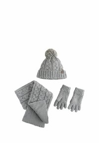 Grå stickad mössa med pom-pom, matchande kabelstickad scarf och handskar med ribbade muddarna. Mjuk, strukturerad tyg genom hela.