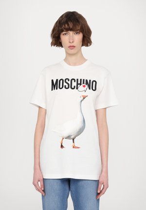 T-shirt bianco in cotone con una grande grafica di una oca che cammina e la parola "MOSCHINO" in nero sopra di essa. Design casual, maniche corte.