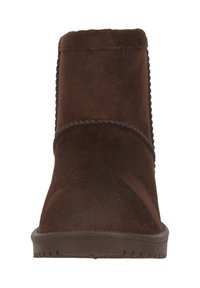 Suède enkellaars in donkerbruin met gestikte accenten, ronde neus en rubberen zool. Zachte textuur met minimale details.