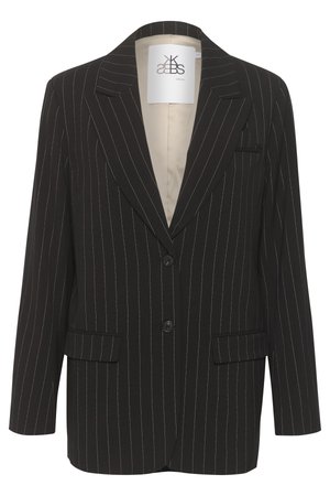 Černý oblekový blazer s jemným proužkem, se zúženým klopem, dvěma předními kapsami a zapínáním na jeden knoflík. Obsahuje béžovou podšívku.