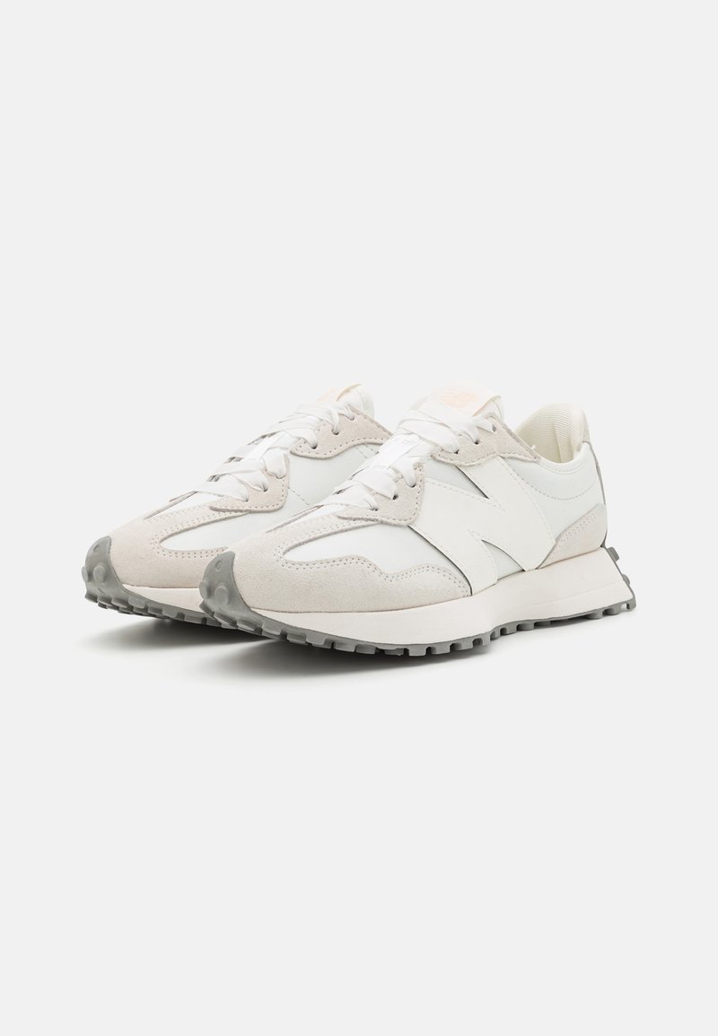 Weiße und hellgraue Laufschuhe mit einer Kombination aus Wildleder und synthetischen Materialien, einer strukturierten Außensohle und einem Schnürdesign mit Logodetails.