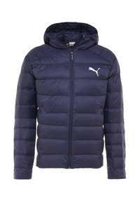 Giacca a vento navy con cappuccio, caratterizzata da pannelli cuciti, una cerniera frontale e un piccolo logo Puma bianco sul lato sinistro del petto.