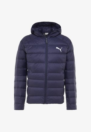 Sinitäyppinen puhallettava takki, jossa on huppu, ommeltuja paneeleita, etuvetoketju ja pieni valkoinen Puma-logo vasemmassa rinnassa.