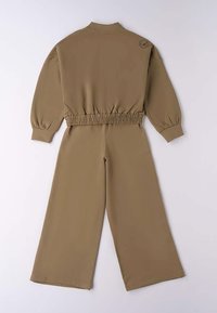 Olijfgroene jumpsuit met wijde pijpen, een geribbeld middenstuk, lange mouwen en een hoge kraag. Bevat een logo in de linker bovenhoek. Gladde textuur.