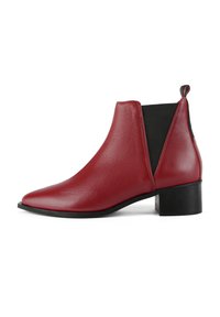 Stivale alla caviglia in pelle rossa con punta affusolata, pannelli laterali elasticizzati e tacco a blocco nero basso. Finitura textured e design pulito.
