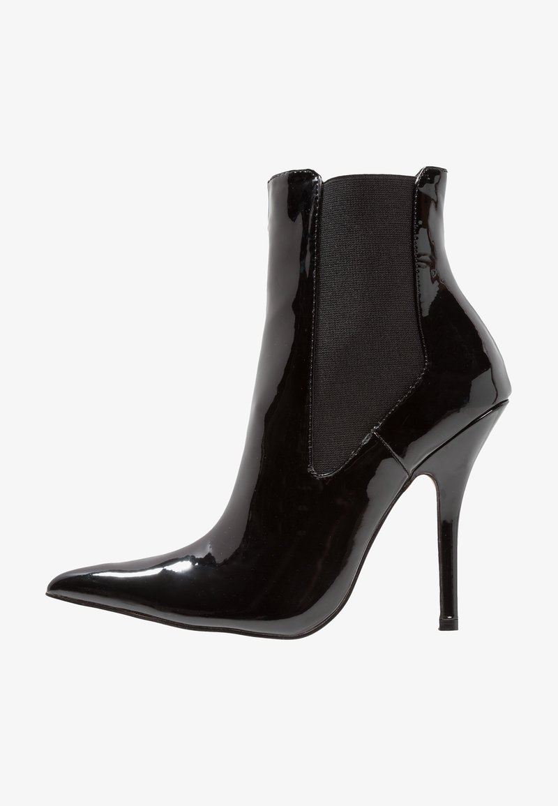 Stivale alla caviglia in pelle patent nera con punta affusolata, alto tacco a stiletto e pannelli elastici laterali per una facile indossabilità. Texture liscia e design elegante.