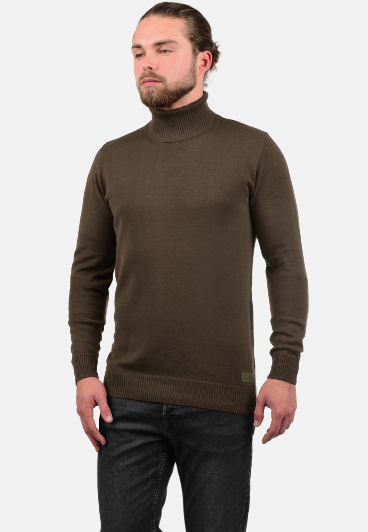 Brązowy sweter z golfem z prążkowanymi mankietami i dołem. Wykonany z miękkiej dzianiny, z delikatną teksturą i małą naszywką z logo na dole.