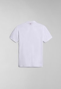 Hvid kortærmet polo-shirt med klassisk krave. Har et lille rødt accent med to sorte prikker nær halsen. Glat tekstur.