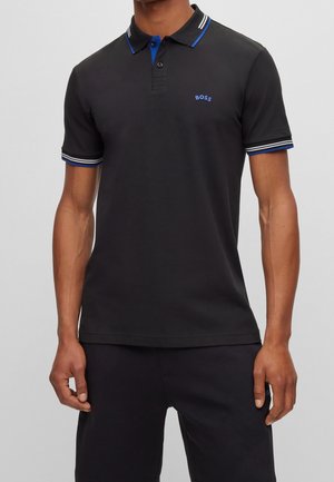 Polo shirt noir en coton, avec une patte de boutonnage à deux boutons, un col accentué de bleu, et des manches rayées aux couleurs bleu, blanc et noir.