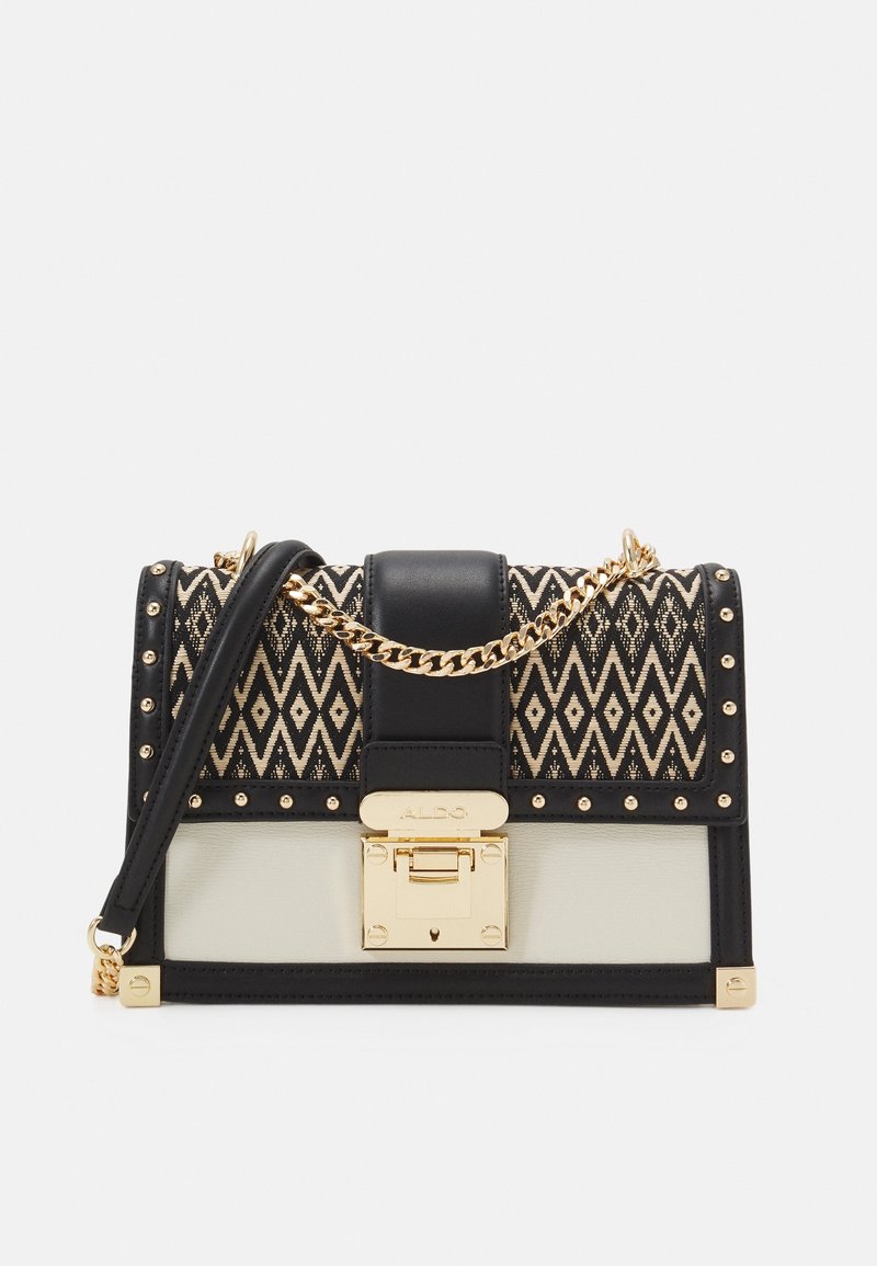 Sac à main noir et beige avec motif géométrique, bandoulière chaîne dorée, bordure cloutée et fermeture à boucle rectangulaire dorée.