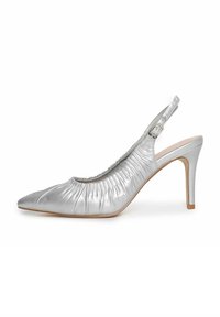 Zilveren slingback hak met een puntige neus, geplooide textuur langs de zijkanten en een slanke hoge hak. Verstelbare gespsluiting voor een veilige pasvorm.