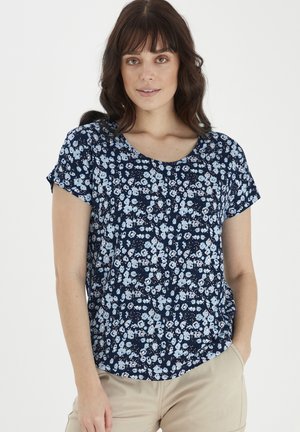 Mörkblå blommig kortärmad topp med rund hals, lätt tyg, små blommor i ljusblå och rosa nyanser, samt en avslappnad passform.