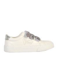 Sneaker bianco in pelle con tre cinturini glitterati, dettagli argento sul tallone e forature sui lati.