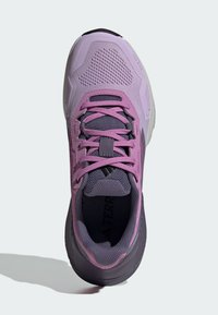 Paarse sportieve schoen met bovenwerk van mesh en synthetisch materiaal, gestructureerde veters, gevoerde kraag en een zwarte rubberen buitenzool. Bovenaanzicht.