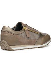 Chaussure de sport en bronze avec des textures mélangées de cuir et de daim, dotée d'une fermeture éclair sur le côté, d'un bout rond et d'une semelle en caoutchouc avec un motif de semelle.