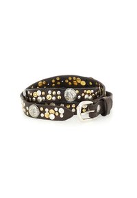Cintura in pelle marrone decorata con borchie metalliche dorate, argentate e in cromo, dotata di una fibbia argentata e fori per la regolazione.