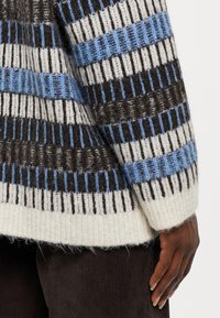 Vero Moda Petite VMTIFFANY O NECK - Camisola - birch/chocolate torte/allure