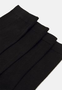 Schwarze Baumwollsocken mit geripptem Bündchen, weicher Textur und einer insgesamt rechteckigen Form. Vier Paare gestapelt, die ein einheitliches Design zeigen.