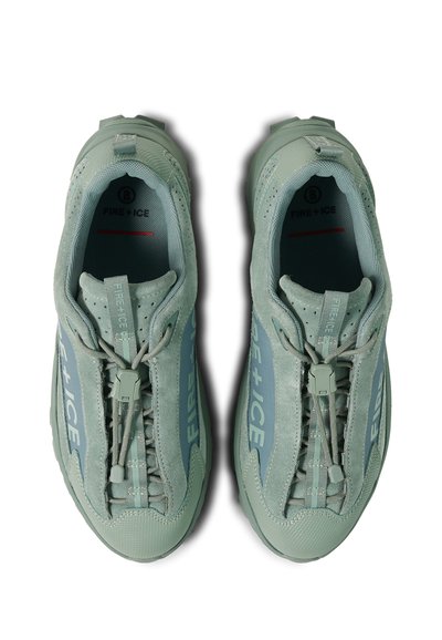 Pár světle zelených tenisek Fire+Ice s tkaničkami na tahání a logem na bocích, pohled shora na bílém pozadí.