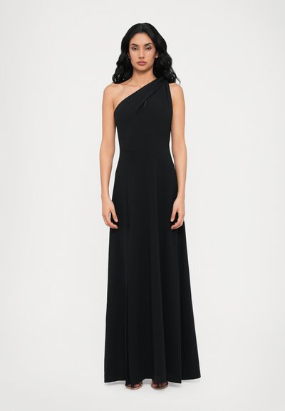 Rochie maxi neagră, cu un umăr, fără mâneci, cu un corset ajustat și fusta fluentă. Realizată dintr-un material neted și elastic.