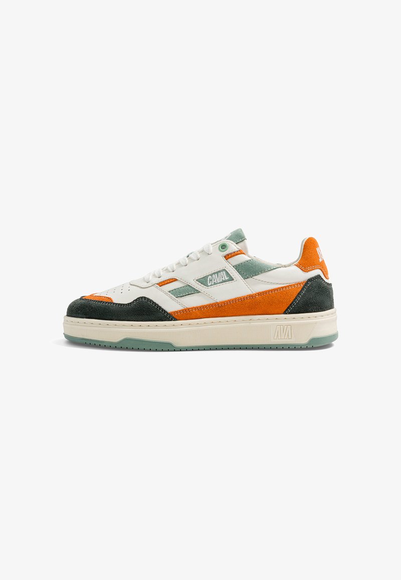Baskets blanches avec des accents en daim vert, orange et noir, lacets blancs, logo "CAVAL" sur le côté et semelle beige avec crampons verts.
