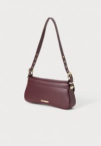 Bordeaux leren schoudertas met een lange verstelbare strap, gouden hardware en een gladde textuur. Strak, rechthoekig ontwerp.