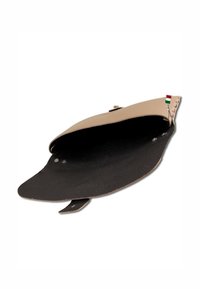 Pochette en cuir beige avec un intérieur noir, dotée d'une fermeture à pression et d'un petit accent de drapeau hongrois sur le côté. Texture lisse.