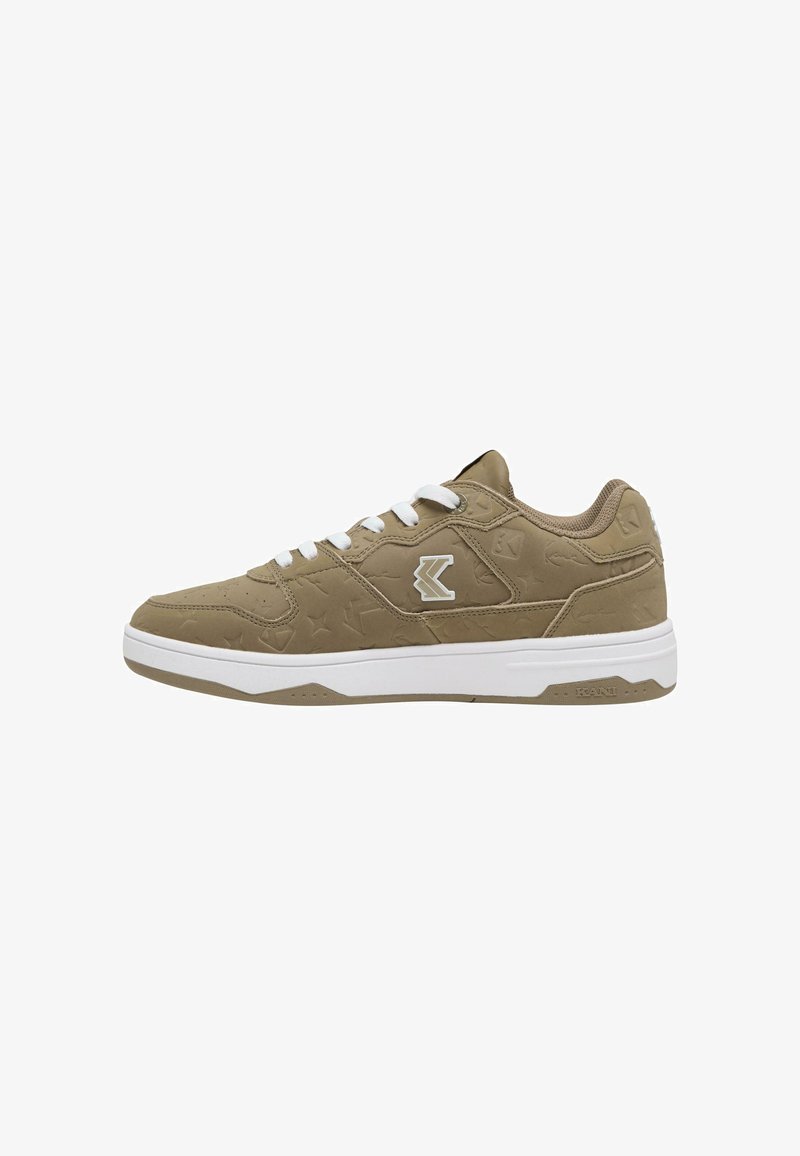 Sneakers color khaki con un motivo testurizzato, lacci bianchi e una suola bianca a contrasto. Dettaglio del marchio sul lato. Design low-top.