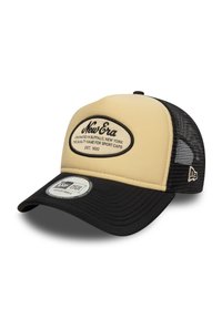 Crna i smeđa trucker kapa s mrežastim stražnjim dijelom, zakrivljenim vizirima, izvezenim logotipom i podesivim remenom za prilagodbu. Tekstura tkanine.