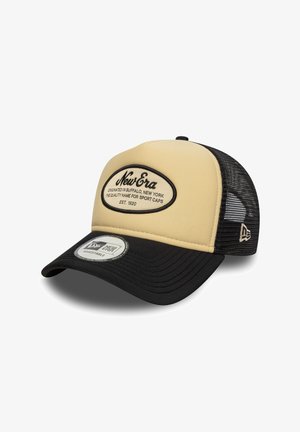 Crna i smeđa trucker kapa s mrežastim stražnjim dijelom, zakrivljenim vizirima, izvezenim logotipom i podesivim remenom za prilagodbu. Tekstura tkanine.