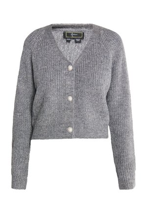 Cárdigan de punto gris con cuello en V, mangas largas y cinco botones redondeados. La tela tiene un patrón texturizado y un diseño corto.