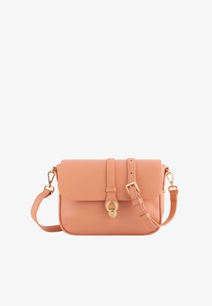 Persikanvärinen keinonahkaolkalaukku, jossa on läppäsuljin, kultaiset yksityiskohdat, säädettävä hihna ja pyöreä koriste etuosassa.