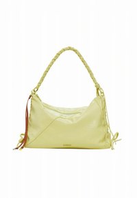 Gul læderhåndtaske med flettet håndtag, blød tekstur og dekorative snørebåndsdetaljer på siderne. Har lynlås lukning.